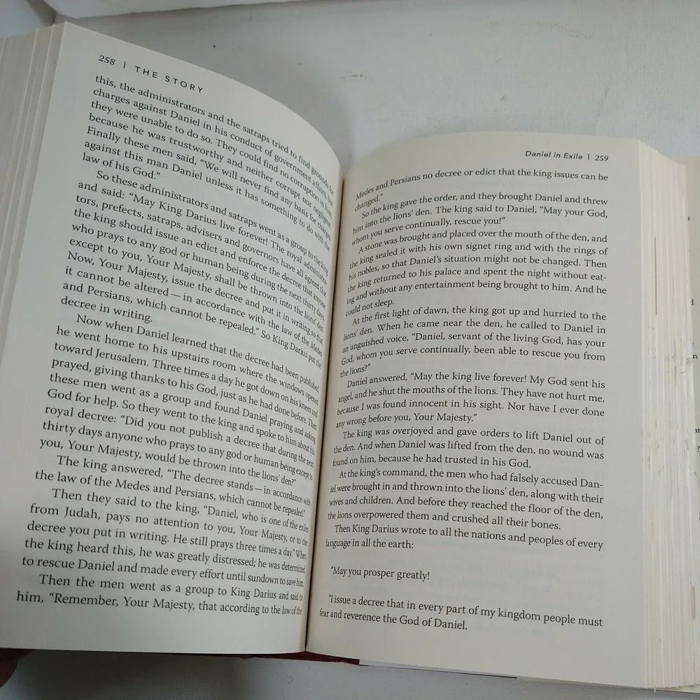 THE STORY Max Lucado Randy Frazee NIV Zondervan Hardcover‎ and Dustjacket Book